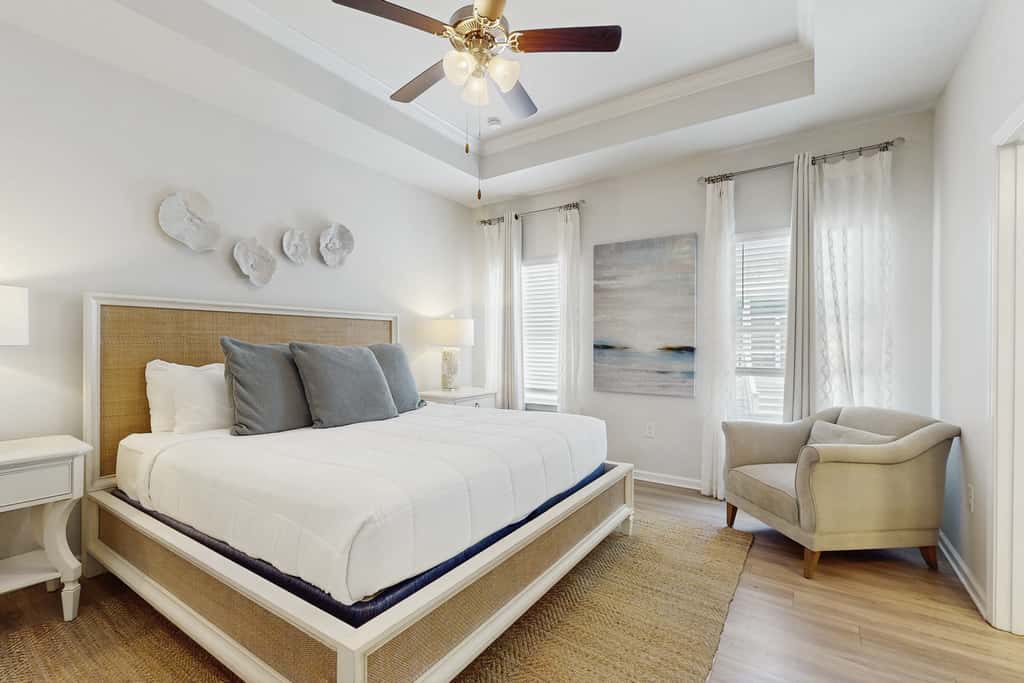 Beachy retreat within easy walking distance to pool, beach access & restaurants