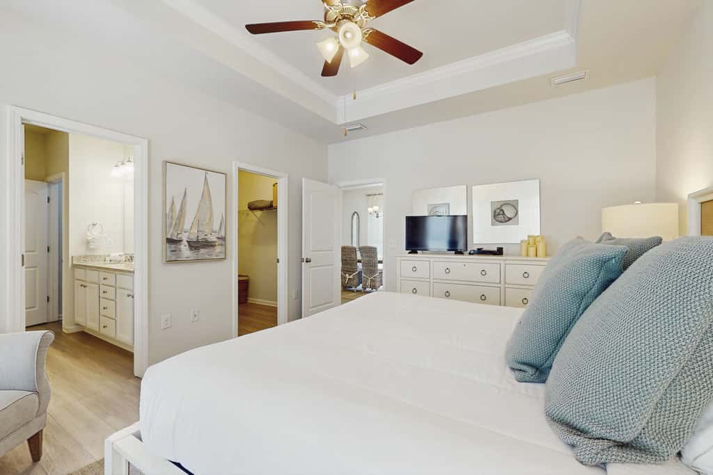 Beachy retreat within easy walking distance to pool, beach access & restaurants