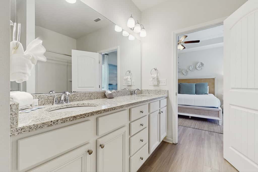 Beachy retreat within easy walking distance to pool, beach access & restaurants