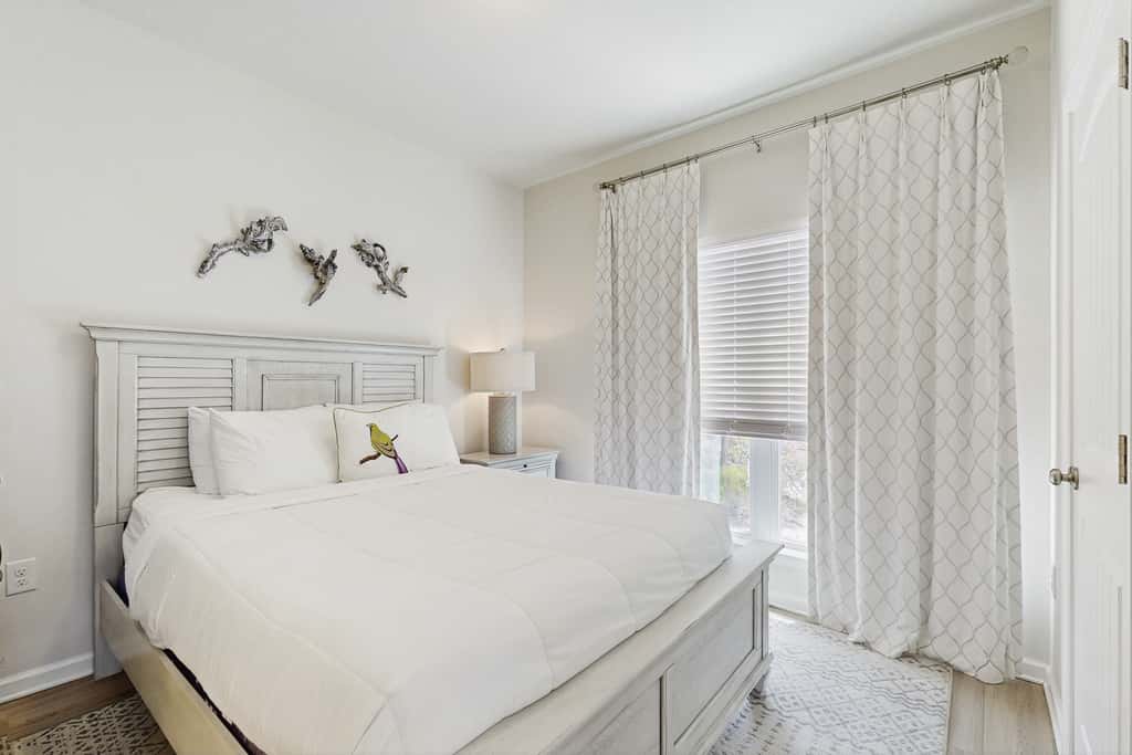 Beachy retreat within easy walking distance to pool, beach access & restaurants