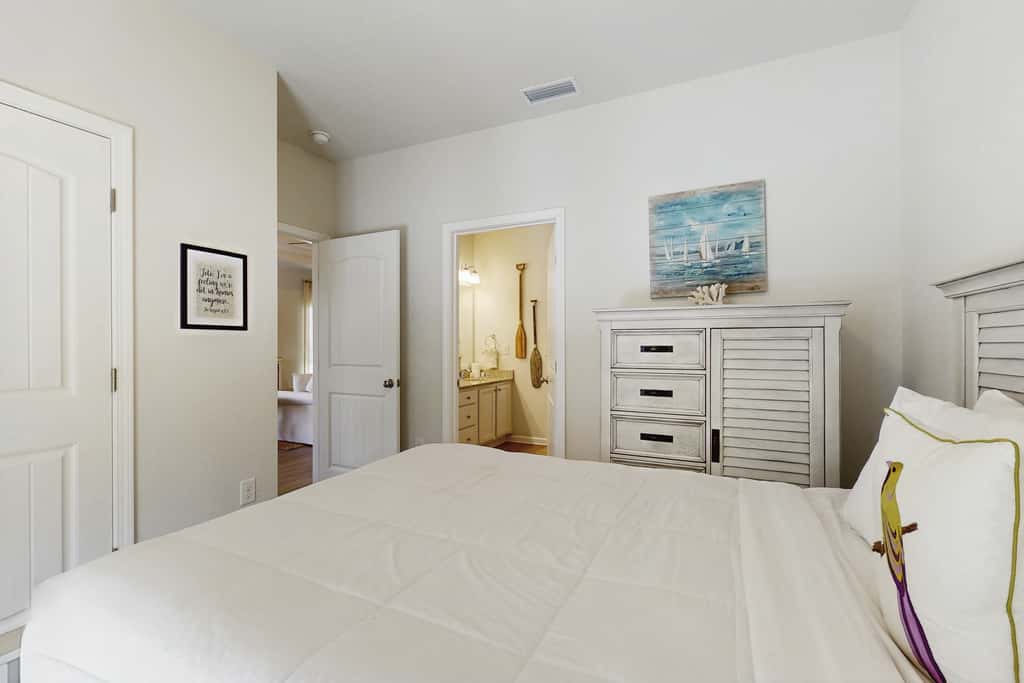 Beachy retreat within easy walking distance to pool, beach access & restaurants
