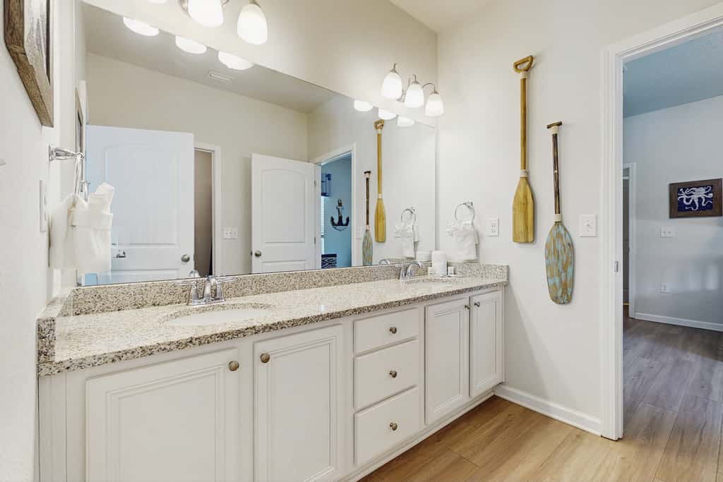 Beachy retreat within easy walking distance to pool, beach access & restaurants