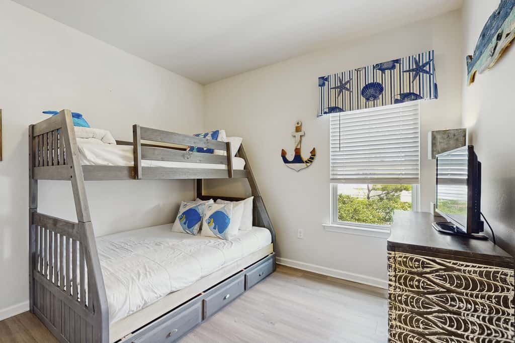 Beachy retreat within easy walking distance to pool, beach access & restaurants