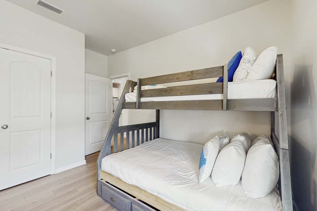 Beachy retreat within easy walking distance to pool, beach access & restaurants