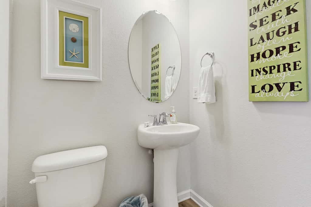 Beachy retreat within easy walking distance to pool, beach access & restaurants