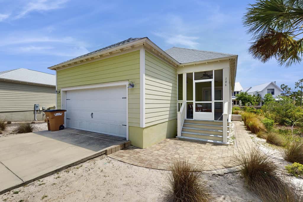 Beachy retreat within easy walking distance to pool, beach access & restaurants