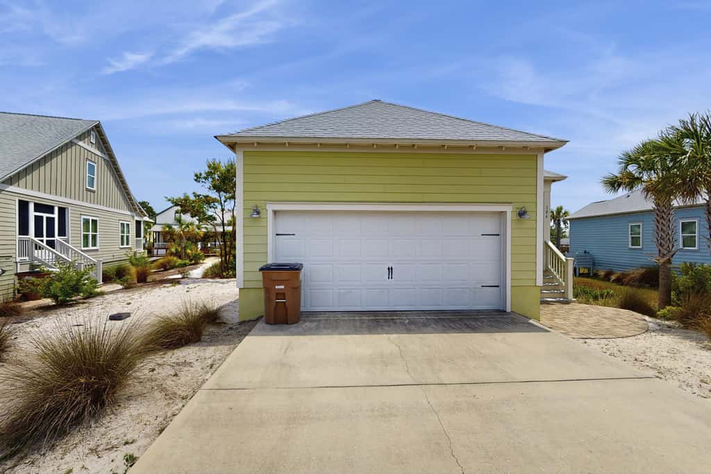 Beachy retreat within easy walking distance to pool, beach access & restaurants