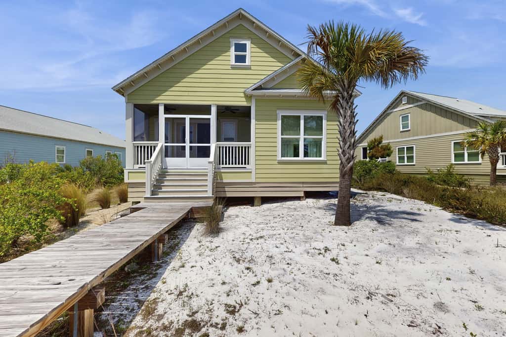 Beachy retreat within easy walking distance to pool, beach access & restaurants