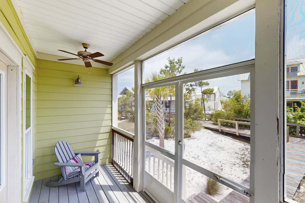Beachy retreat within easy walking distance to pool, beach access & restaurants