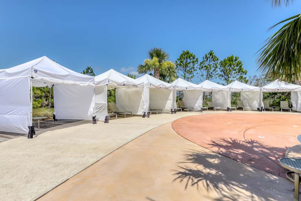 Beachy retreat within easy walking distance to pool, beach access & restaurants