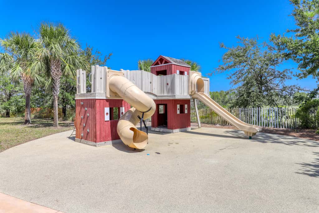 Beachy retreat within easy walking distance to pool, beach access & restaurants