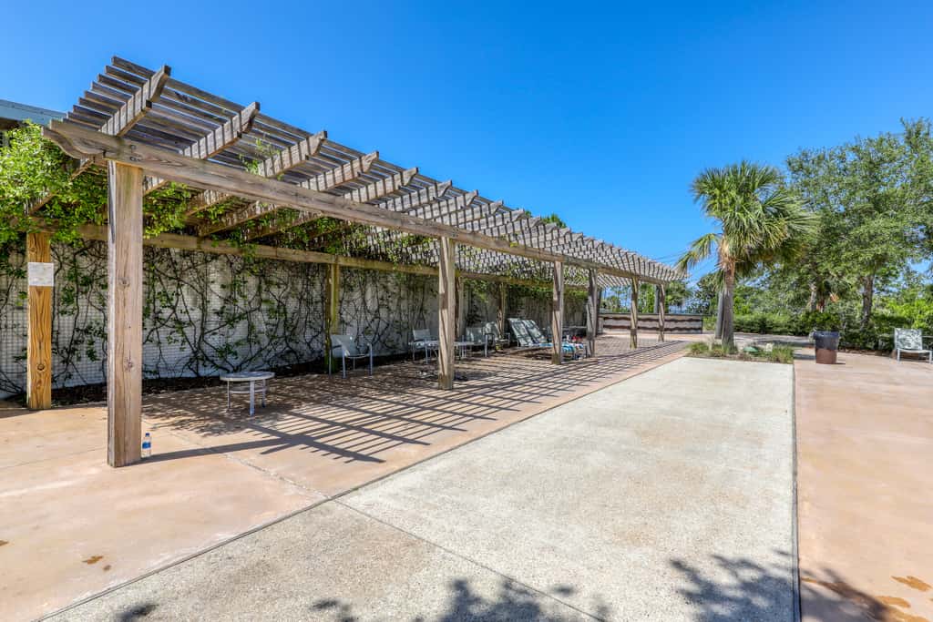 Beachy retreat within easy walking distance to pool, beach access & restaurants