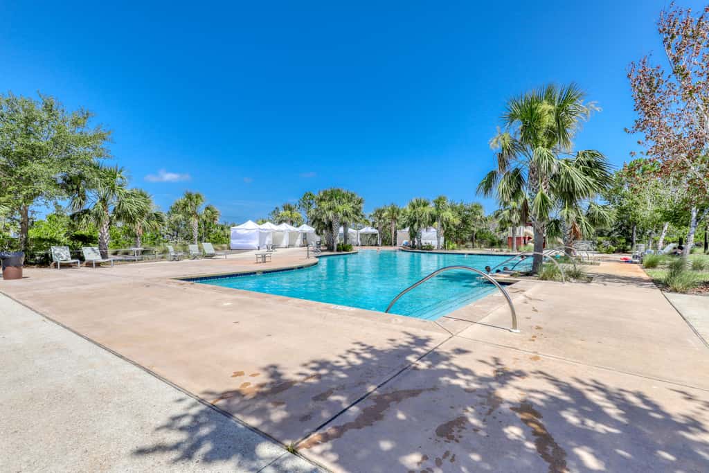 Beachy retreat within easy walking distance to pool, beach access & restaurants