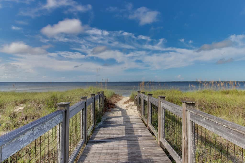 Beachy retreat within easy walking distance to pool, beach access & restaurants