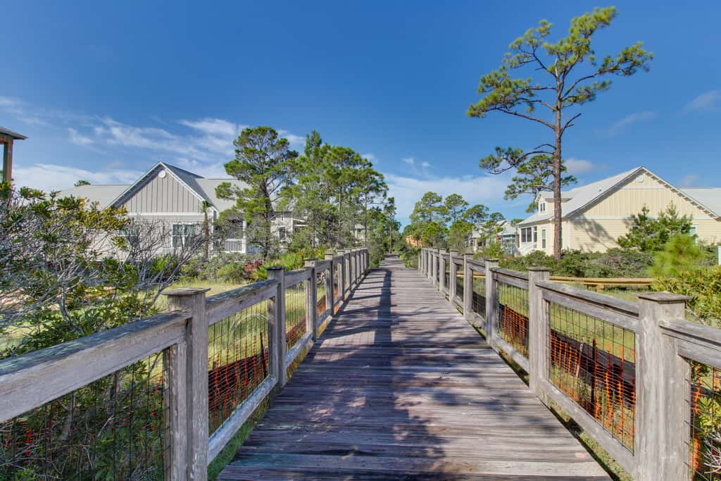 Beachy retreat within easy walking distance to pool, beach access & restaurants