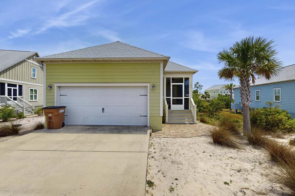 Beachy retreat within easy walking distance to pool, beach access & restaurants