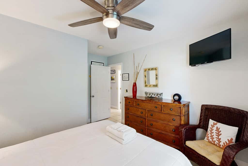 Classic Beach Condo with a Shared Pool, Loft, & Grill - Walk to the Beach