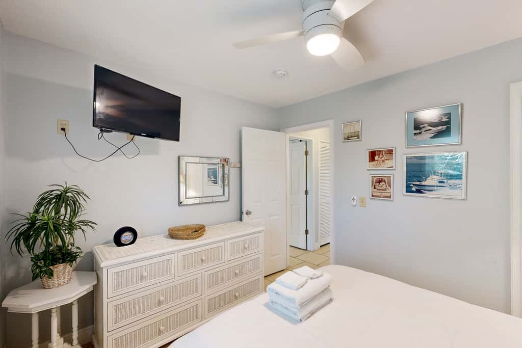 Classic Beach Condo with a Shared Pool, Loft, & Grill - Walk to the Beach
