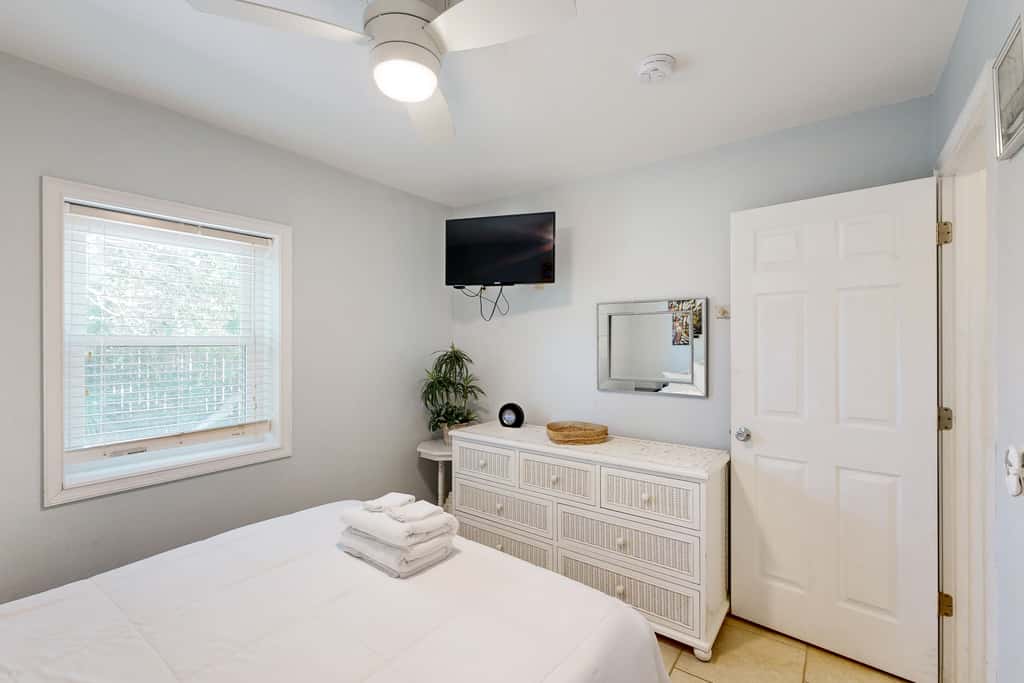 Classic Beach Condo with a Shared Pool, Loft, & Grill - Walk to the Beach