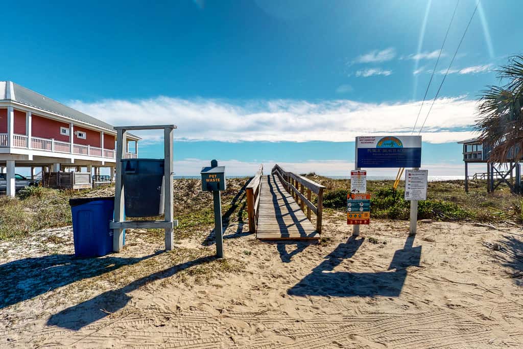 Classic Beach Condo with a Shared Pool, Loft, & Grill - Walk to the Beach