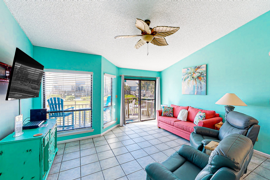 Dog-friendly, poolside townhouse with community pool, grills, deck, beach gear, AC