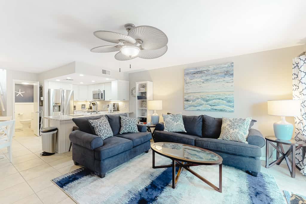 Luxury poolside townhouse with deck, balcony, washer&dryer, on-site pool, grill