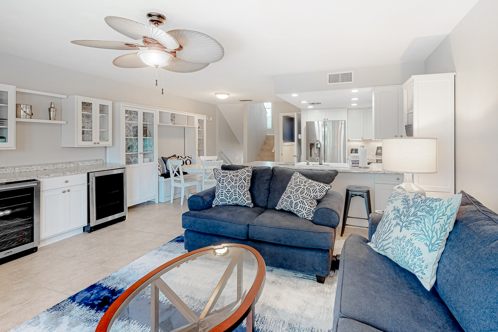 Luxury poolside townhouse with deck, balcony, washer&dryer, on-site pool, grill