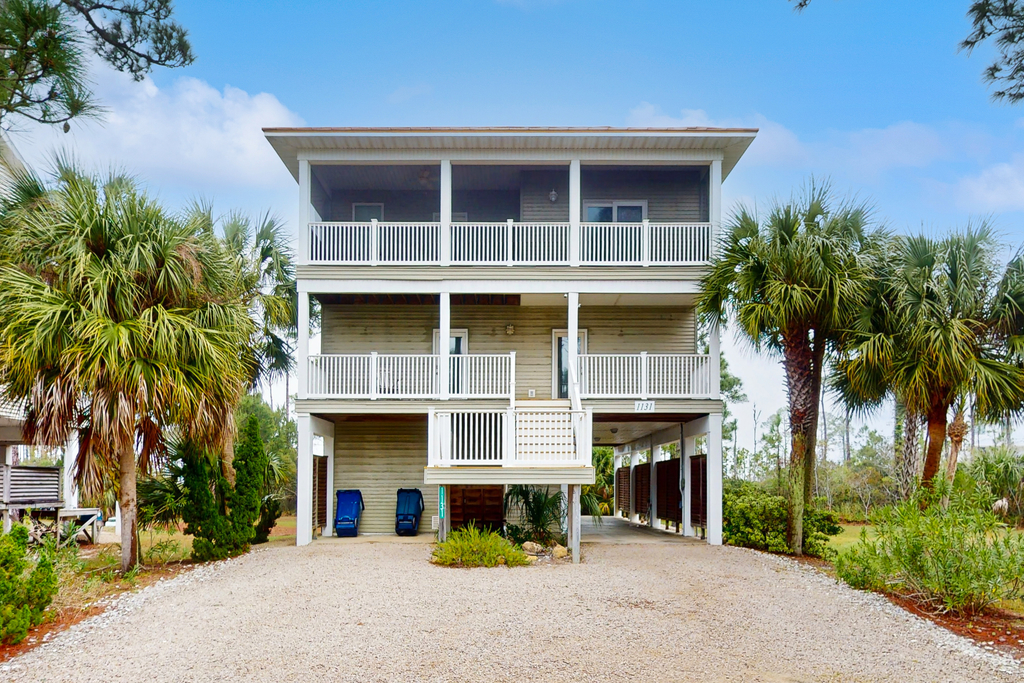 Bay view, dog-friendly with outdoor pool, elevator, decks, dock access, washer, dryer