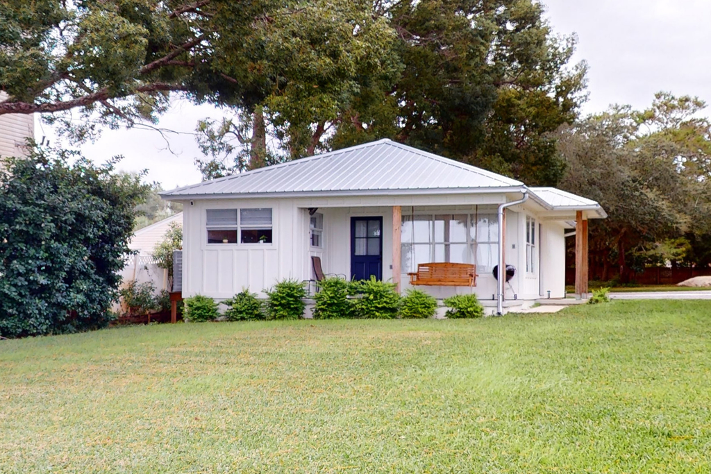 Cozy waterfront cottage, pet friendly with AC, deck and shared dock