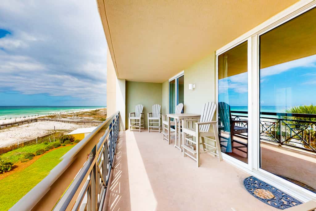 3rd-floor gulf front condo with WiFi, splash pad, & beach equipment rental