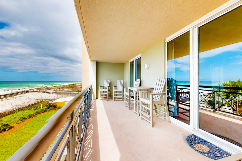 3rd-floor gulf front condo with WiFi, splash pad, & beach equipment rental