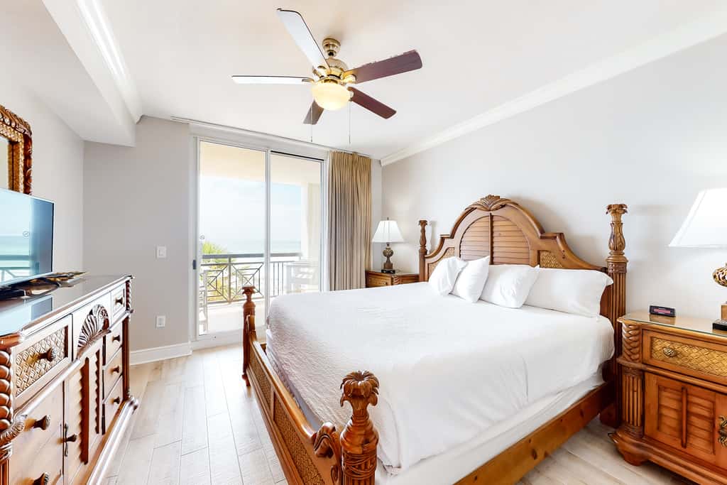3rd-floor gulf front condo with WiFi, splash pad, & beach equipment rental