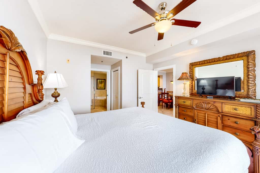 3rd-floor gulf front condo with WiFi, splash pad, & beach equipment rental
