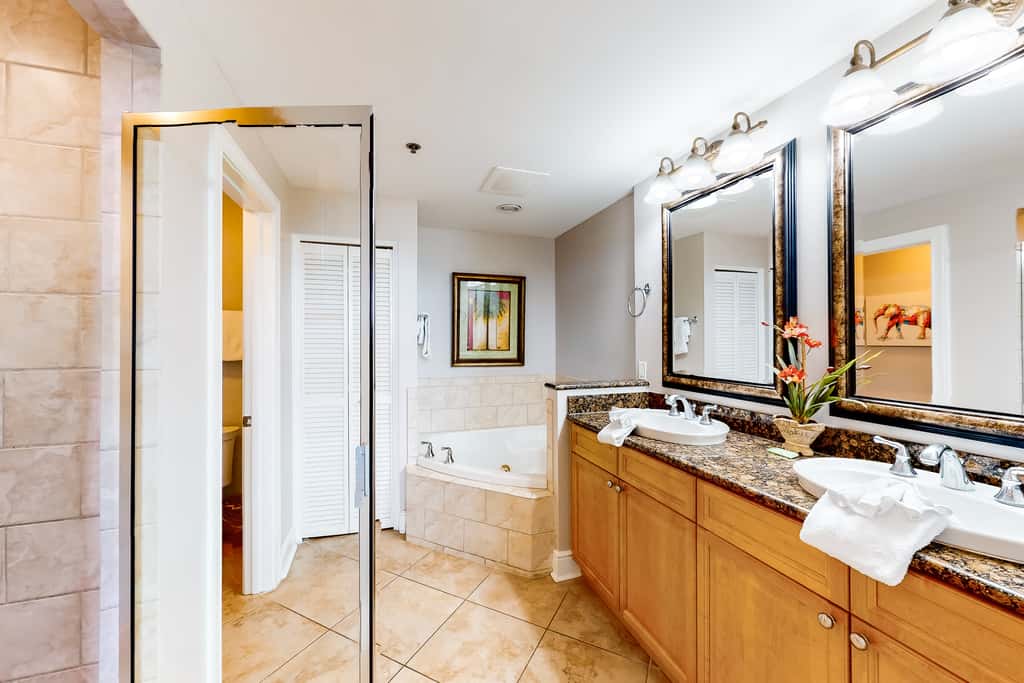 3rd-floor gulf front condo with WiFi, splash pad, & beach equipment rental