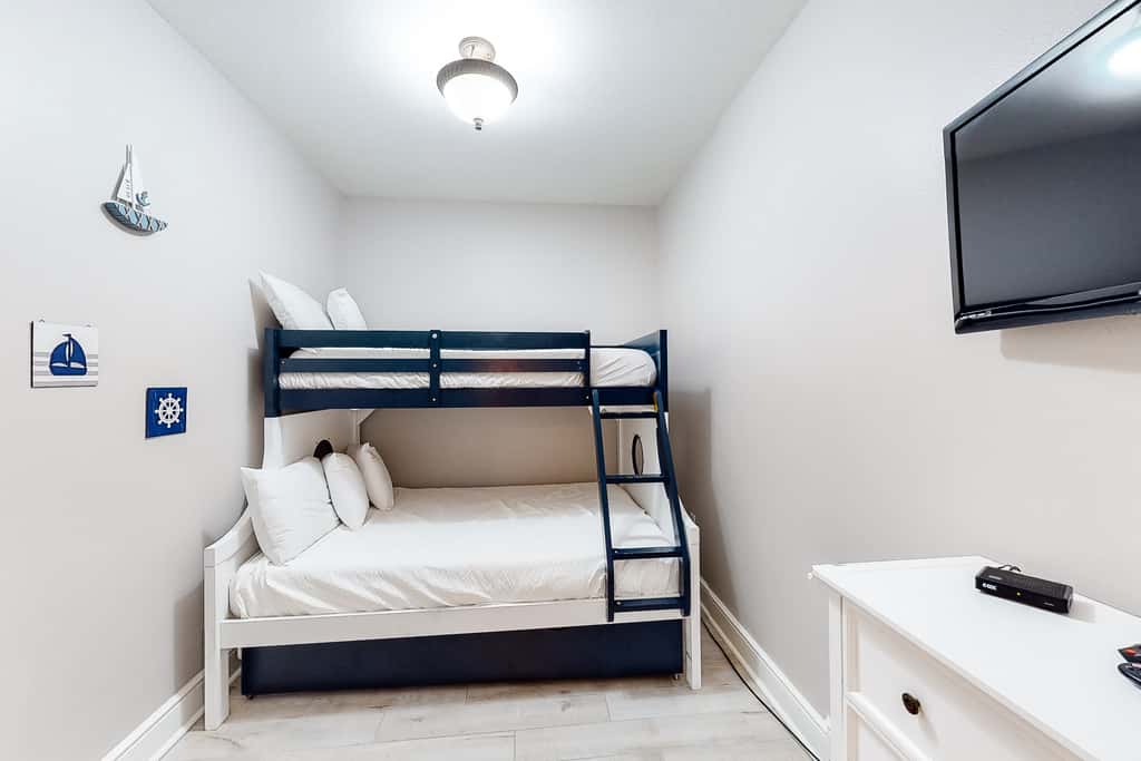 3rd-floor gulf front condo with WiFi, splash pad, & beach equipment rental