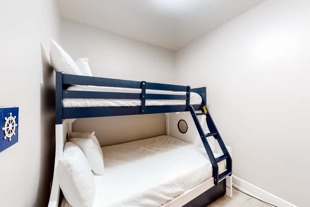 3rd-floor gulf front condo with WiFi, splash pad, & beach equipment rental