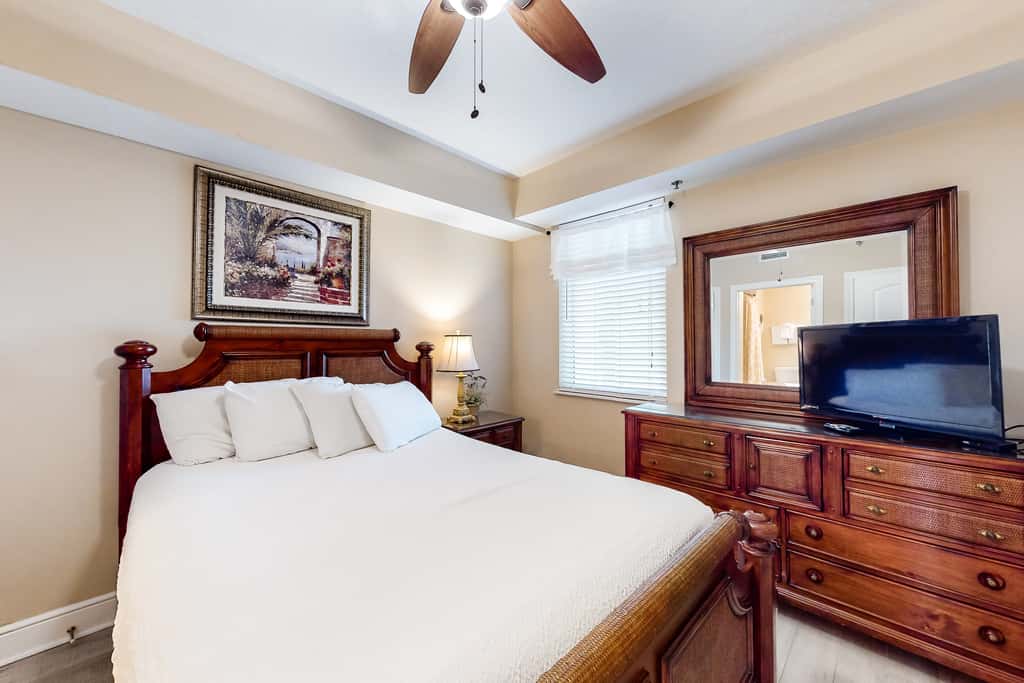 3rd-floor gulf front condo with WiFi, splash pad, & beach equipment rental
