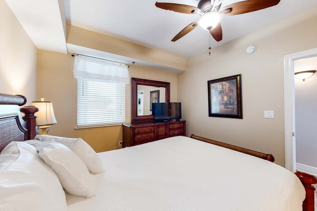 3rd-floor gulf front condo with WiFi, splash pad, & beach equipment rental