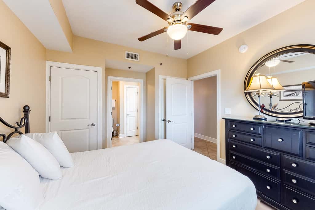 3rd-floor gulf front condo with WiFi, splash pad, & beach equipment rental
