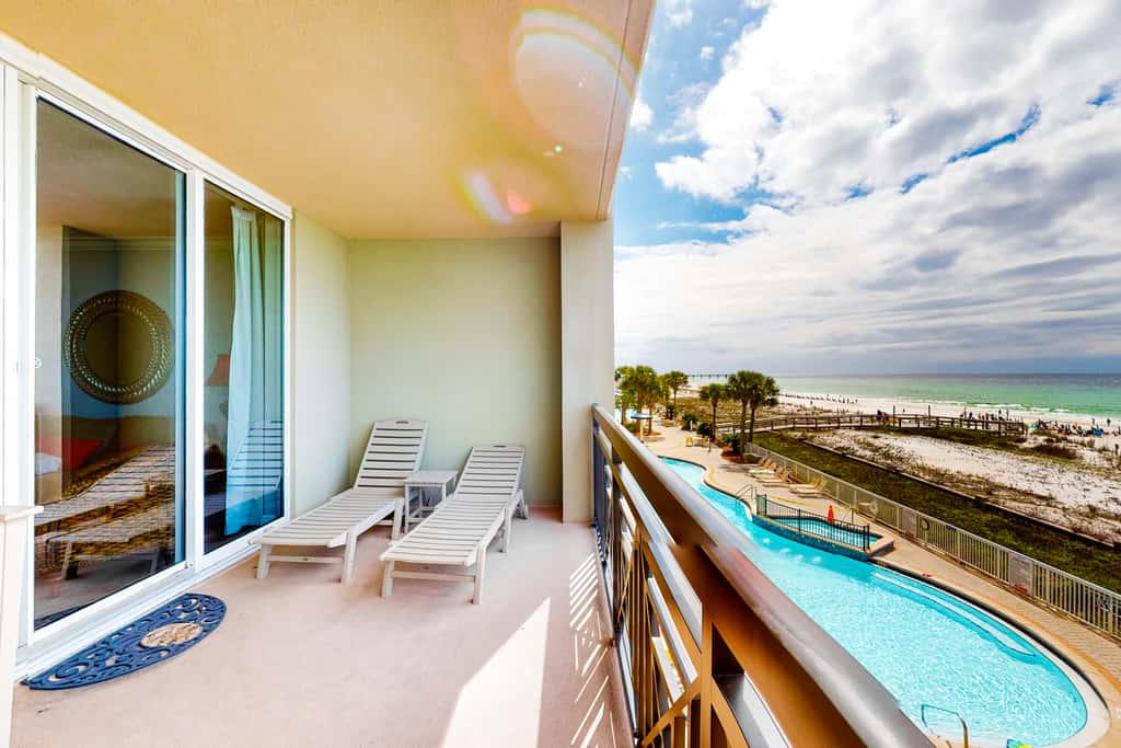 3rd-floor gulf front condo with WiFi, splash pad, & beach equipment rental