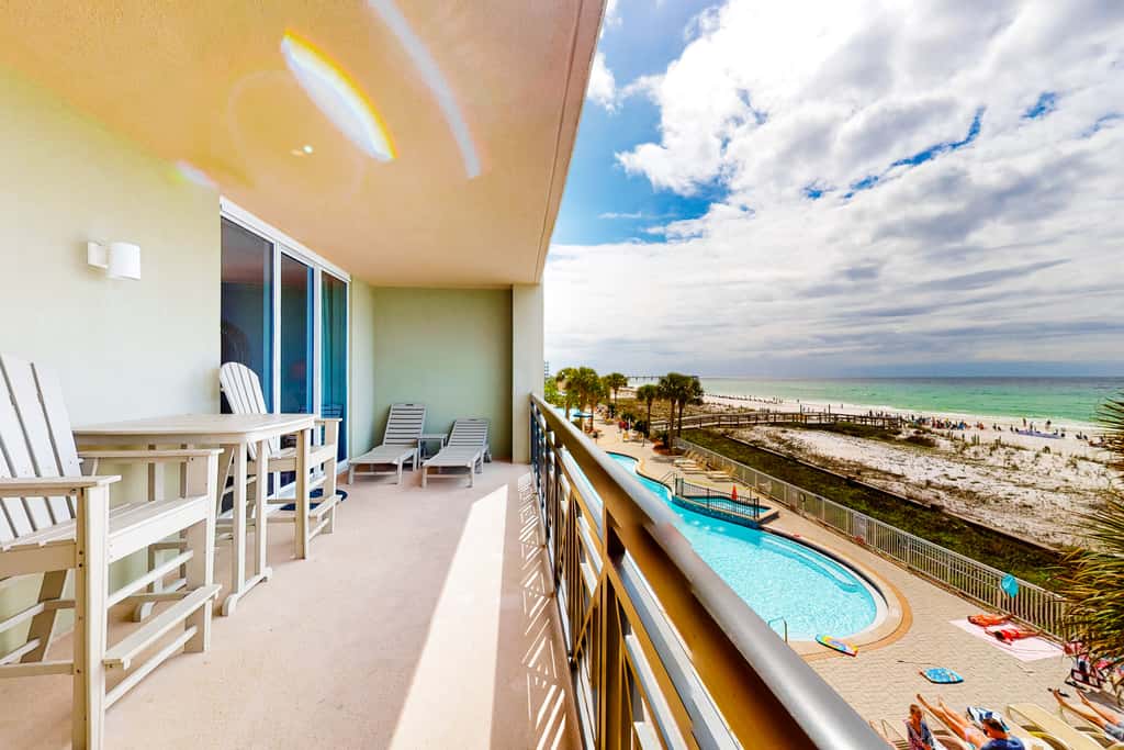 3rd-floor gulf front condo with WiFi, splash pad, & beach equipment rental
