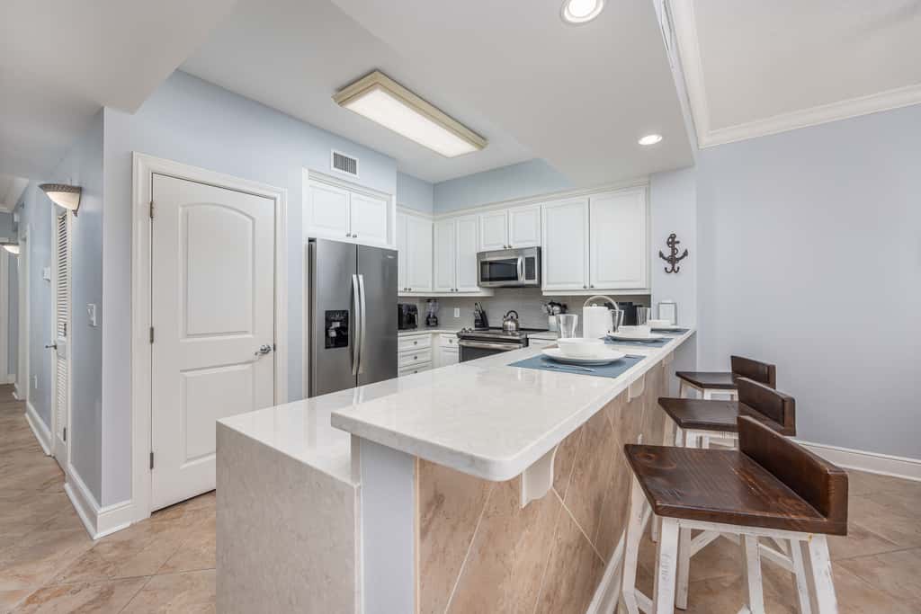 5th Floor Condo with Pools Onsite, Nearby Activities, Shops, Restaurants