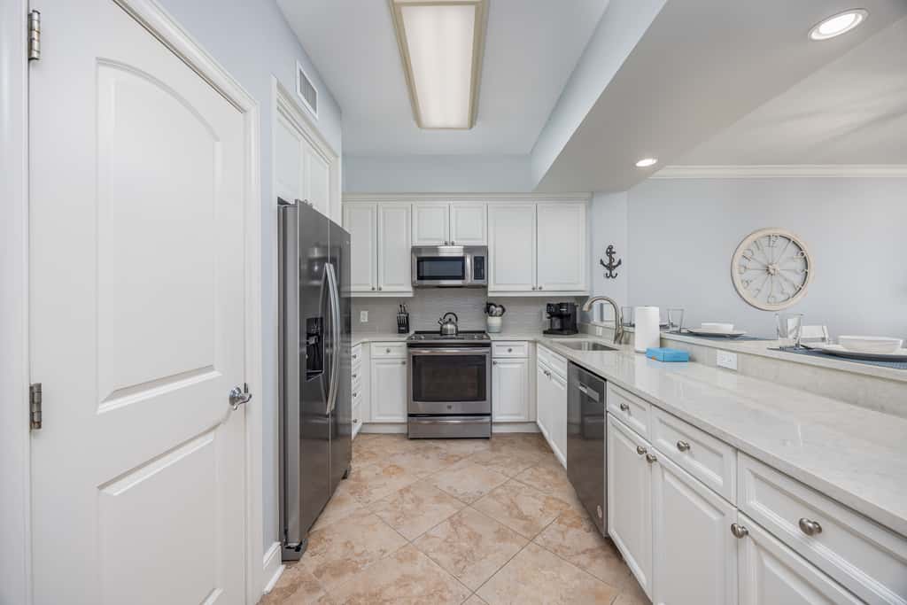 5th Floor Condo with Pools Onsite, Nearby Activities, Shops, Restaurants