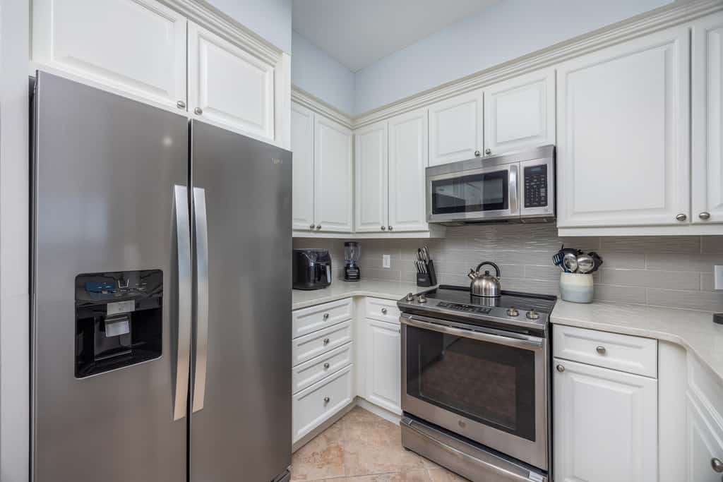 5th Floor Condo with Pools Onsite, Nearby Activities, Shops, Restaurants