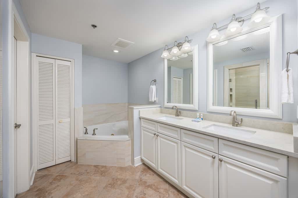 5th Floor Condo with Pools Onsite, Nearby Activities, Shops, Restaurants