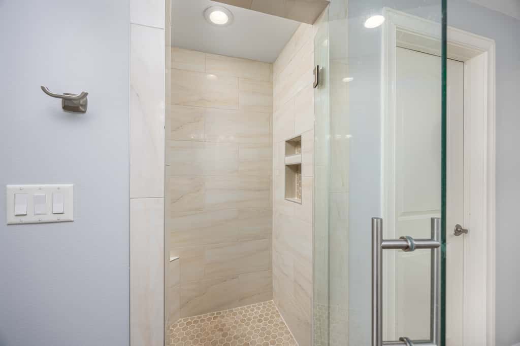 5th Floor Condo with Pools Onsite, Nearby Activities, Shops, Restaurants