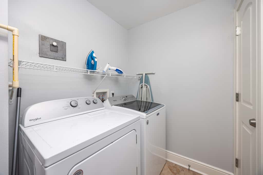 5th Floor Condo with Pools Onsite, Nearby Activities, Shops, Restaurants