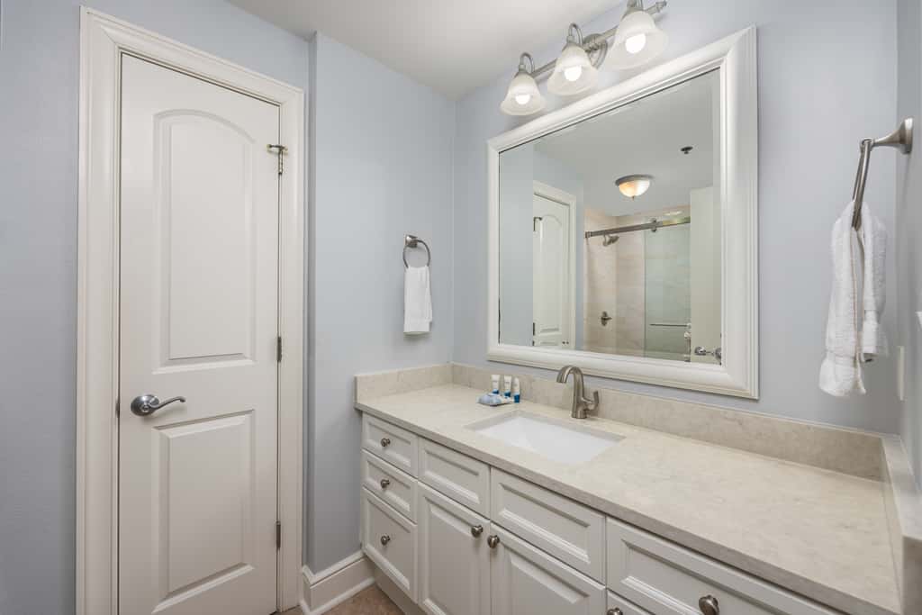 5th Floor Condo with Pools Onsite, Nearby Activities, Shops, Restaurants