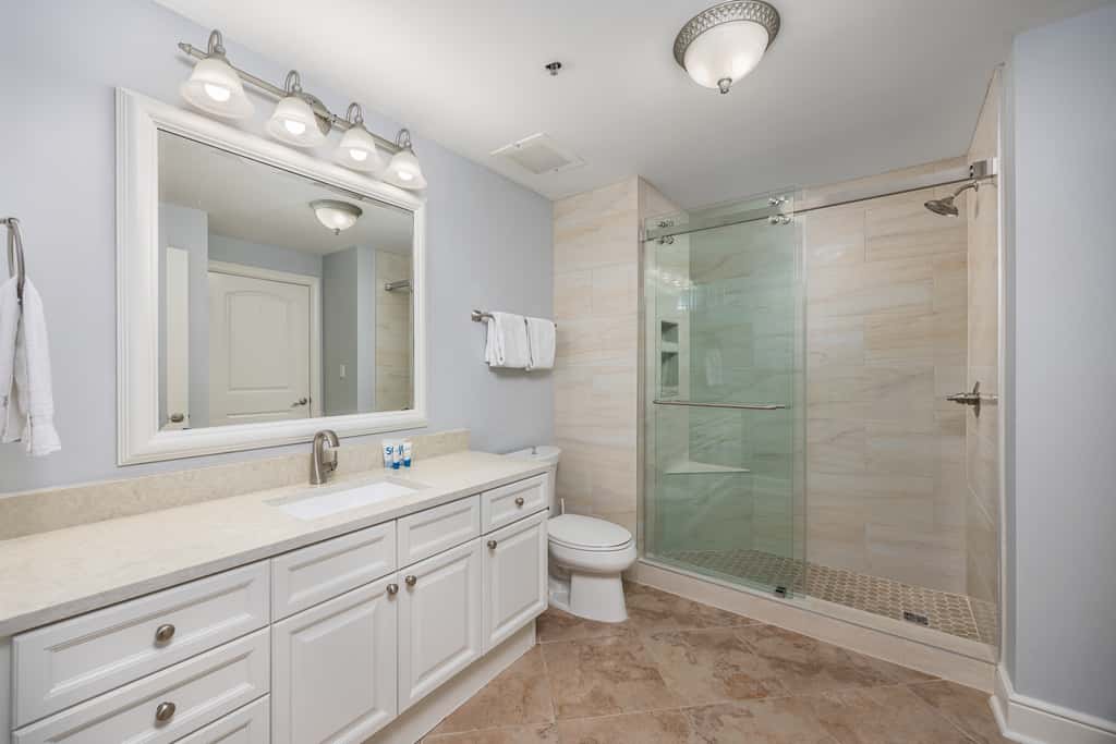 5th Floor Condo with Pools Onsite, Nearby Activities, Shops, Restaurants