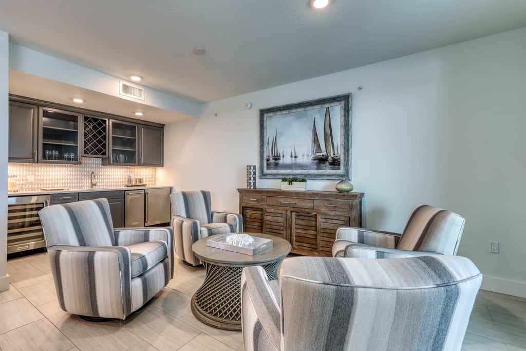 Blu 105 - Gulf-front condo with pools and seasonal beach service in a gated community
